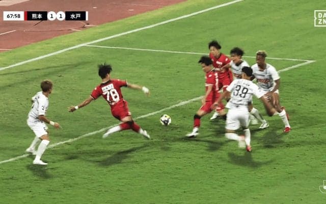 「キャプ翼やないかい！」右足と左足を“同時に振り抜いた”強烈ゴールにSNS騒然！「ツインシュート？笑」熊本FW２人の明暗が分かれた瞬間