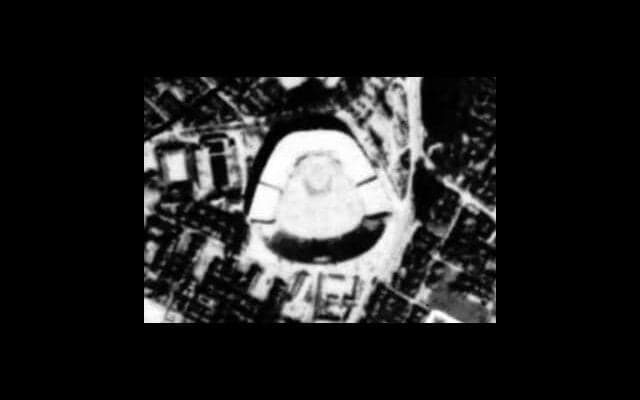 甲子園に突き刺さった焼夷弾、スタンドは炎上　80年前の8月6日