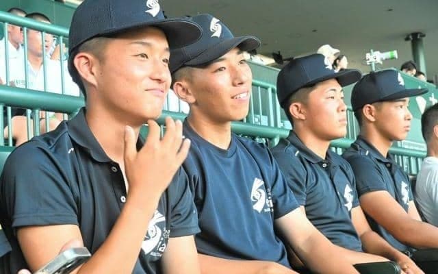 弘前学院聖愛が開会式リハーサルに　控えの選手ら、スタンドで見守る