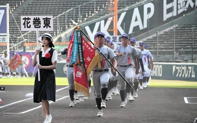 花巻東、開会式リハーサルに　夕方の甲子園をきびきび行進
