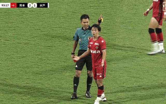J2の“遅延行為レッドカード”が物議！「余計なプレー」「あの速度でキャンセルは無理」熊本FWの“46秒退場”でSNS論争