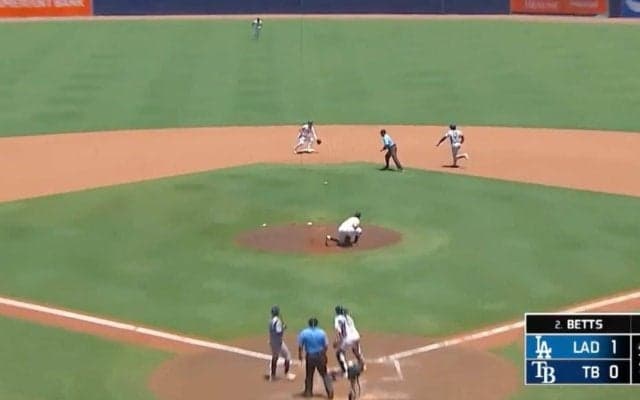 油断しすぎ！ 大谷翔平、一瞬の隙をついて“爆速盗塁”「無警戒すぎ」「速いなw」 “神走塁”で相手野手陣をおかしくする