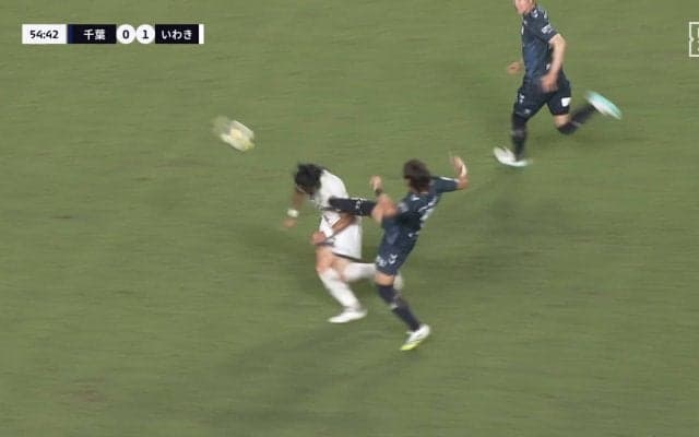 「足の裏みせてます」ハイキックが顔面直撃でイエローカード！「普通にレッドじゃね？」「これは故意ではない」危険なプレーにファン騒然