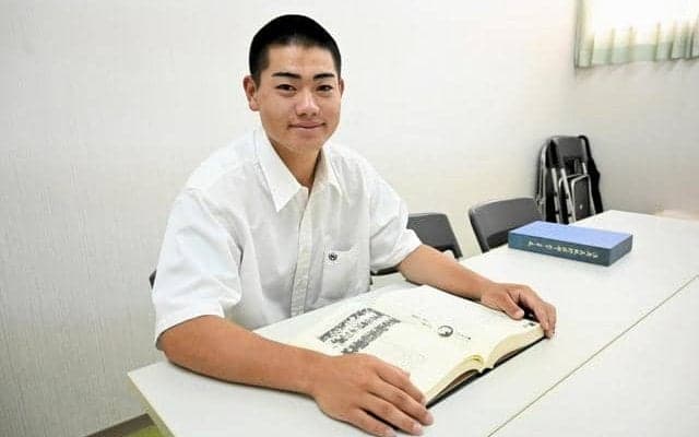 大体大浪商の安田主将が入場行進を先導　戦後80年、平和の願い込め