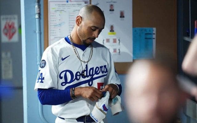 不振のベッツ、試合後15分で帰宅　下を向き球場を後に…本拠地ファンが大声援も4-0