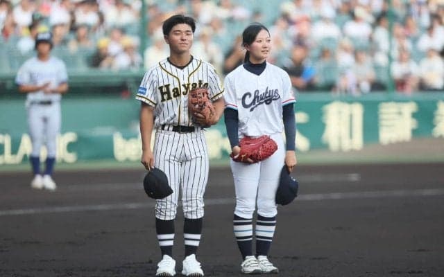 ボールが落ちてこないハプニングも…甲子園で初めて女子高校生が始球式務める【2025高校野球】
