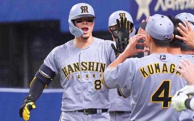 阪神・佐藤輝明、28号逆転3ラン　バンテリンDの中段にズドン…豪快アーチに場内騒然