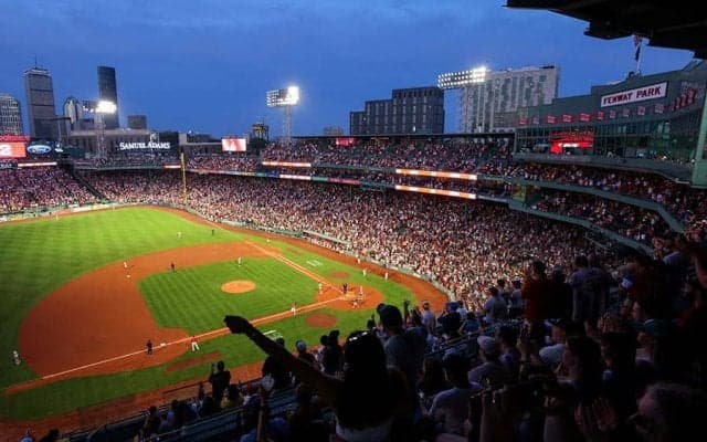 “神聖”なマウンドでキス「野球への冒涜」　人気美女カップルに賛否「何やってる」