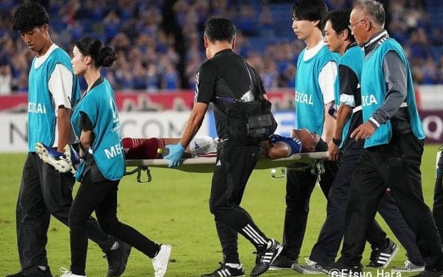 サッカーを滅ぼす｢プレー中断｣を減らすべし(1)戦場に記者を送らない｢日本の報道機関｣と同じサッカー界、ケガをする恐れのある選手に対する｢本当の優しさ｣とは