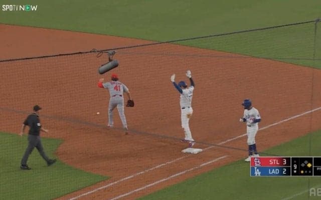 大谷翔平が“ダンシング”？ヌートバーの超好プレーに塁上で大慌て コミカルな動きに「落ち着けｗ」「わちゃわちゃかわええ」 の声