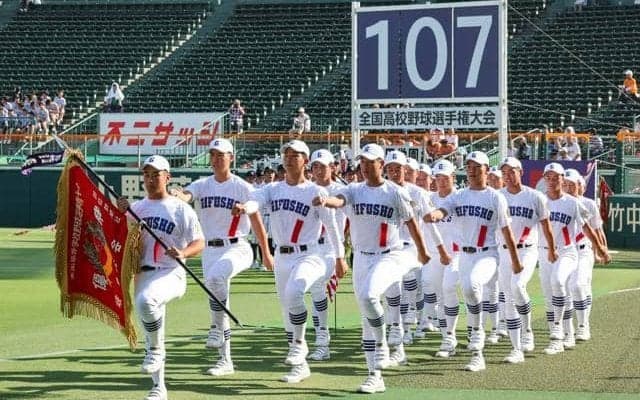 甲子園で開会式　県岐阜商が聖地行進　選手「燃えてきました」