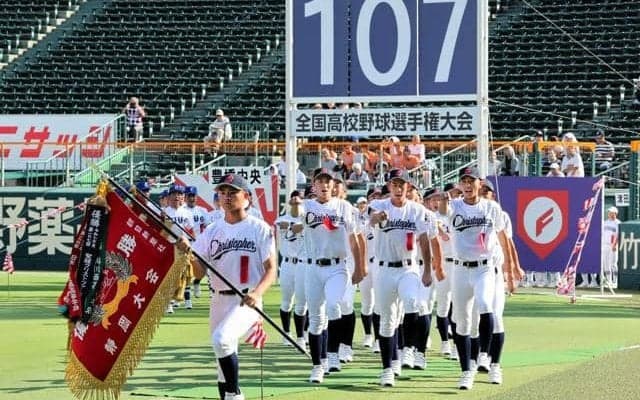 甲子園開幕　静岡代表・聖隷クリストファーが晴れやかに行進