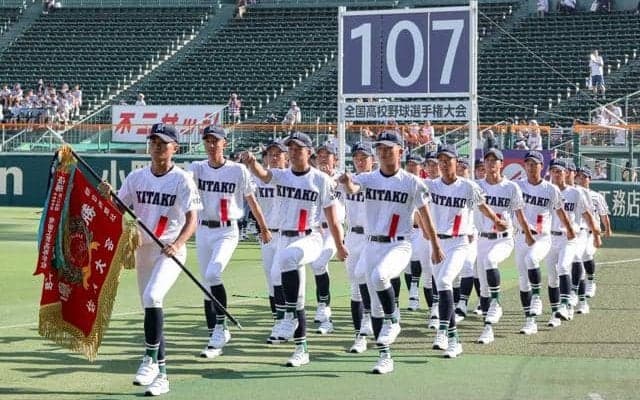 6年ぶり出場の佐賀北、息の合った行進　甲子園に歓声と拍手