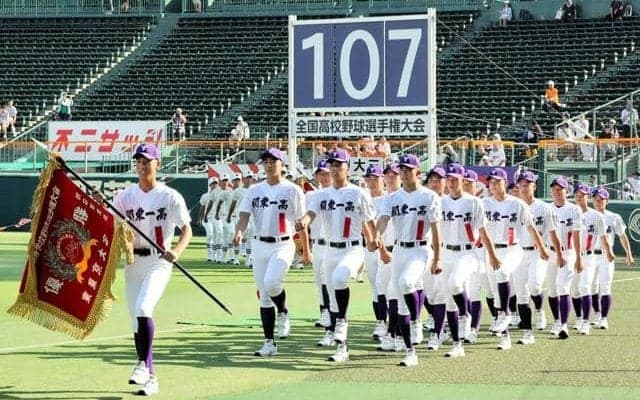甲子園、堂々行進　関東第一・日大三　第107回全国高校野球