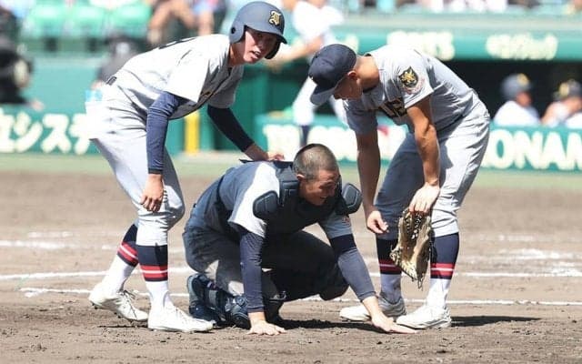 仙台育英、途中交代の捕手は「熱中症の疑い」　午前8時で気温31度超…足が攣る選手も