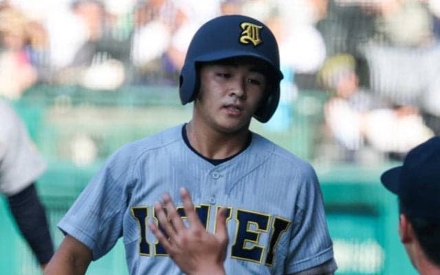 名将が「野球がうまい」と絶賛するスーパー1年生がスクイズを決める鮮烈デビュー！華麗な守備も披露【夏の甲子園】