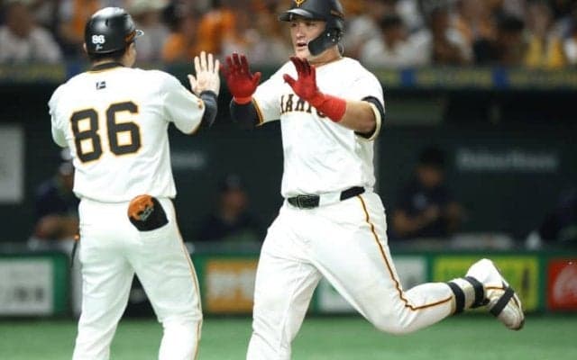 巨人26歳内野手の打席は「マジか…」メジャーばりの逆方向、超高速179キロ弾に反響止まらず　圧巻のパワーに「ライトにあの打球はえげつない」