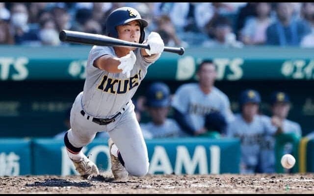 身を乗り出し、倒れ込みながらスクイズ成功　仙台育英の砂涼人選手