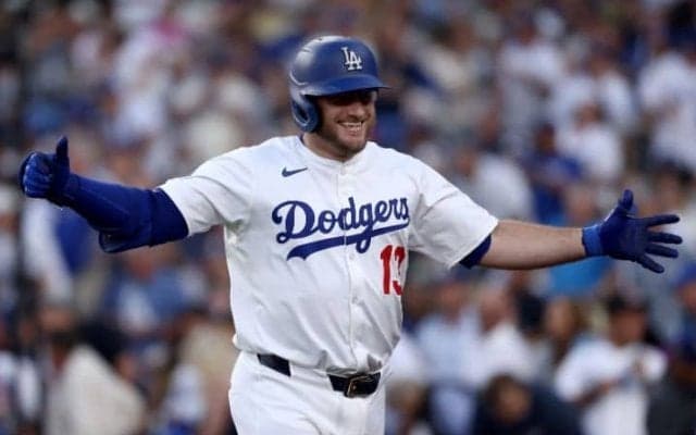 ドジャース34歳内野手のバックハグにキュン　誕生日の夫人へ祝砲2連発「愛する人よ」「あなたは毎日私を驚かせてくれます」