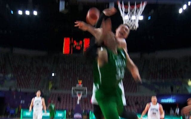 驚愕！ バスケ日本代表主将の“NBA級スーパーブロック”に大喝采「えぐすぎ」ホーキンソンが“試合を変えた”瞬間「羽が生えてるみたい」