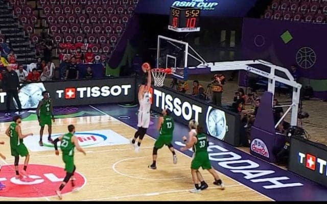 リング破壊！？ 日本代表主将の“爆裂スラムダンク”が衝撃級「めっちゃ揺れてた」「豪快」ホーキンソンがボードをグラグラさせた瞬間