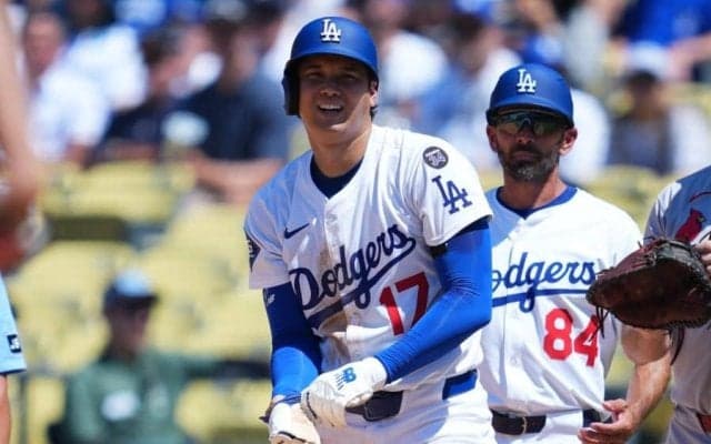 大谷翔平、試合中に見せた“お茶目な人柄”　一塁からヌートバーへ…完勝にご満悦の行動