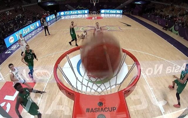 衝撃の84秒で8ポイント→SNS騒然「俺たちの吉井」がトレンド入り「凄すぎた！」吉井裕鷹が倒れながらミラクルショットを沈めた瞬間【バスケ日本代表】