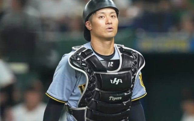 「優しさが全方位すぎる」相手球団の黄金ルーキーを助けた虎の正捕手の＂陰の気配り＂にX注目　「手伝ってくれて、ありがとう」