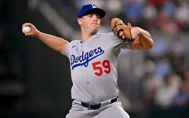 ド軍元守護神が“激変”「人造人間みたい」　集合写真で存在感…近影に衝撃「来てたんだ」