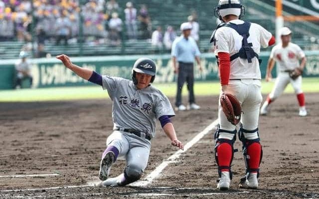 花巻東、2番・佐藤が流れ作る　智弁和歌山は九回満塁の好機生かせず