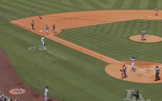 何が起きた？ 捕手が大混乱…“まさかの珍プレー”「どうした」ボールが“消える”ハプニングに球場騒然「久々にこんなん見たわ」