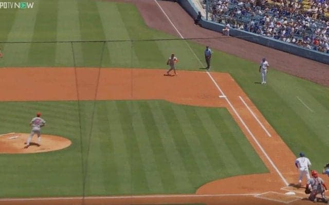 何が起きた？ 大谷翔平の打球に“混乱”「ウソやんw」「どうした」相手野手の動きがおかしくなる「ツイてるなw」