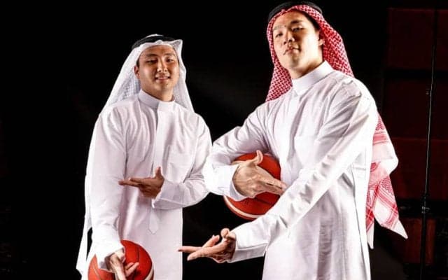 「まるで石油王？」 日本代表・富永啓生&馬場雄大がサウジの伝統衣装姿でアジアカップ公式サイトに登場！