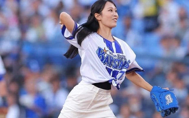 白ミニスカで大胆足上げ…美女アスリートがハニカミ始球式　豪快投球にハマスタ拍手
