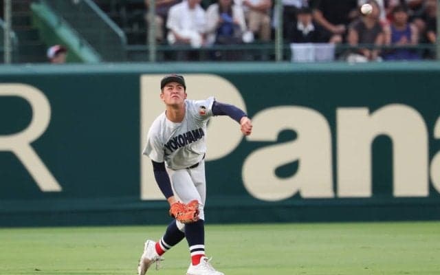 横浜が再三の好守で27年ぶりの偉業へ好発進！指揮官は「日本一の守備が守っている」と厚い信頼寄せる【25年夏甲子園】