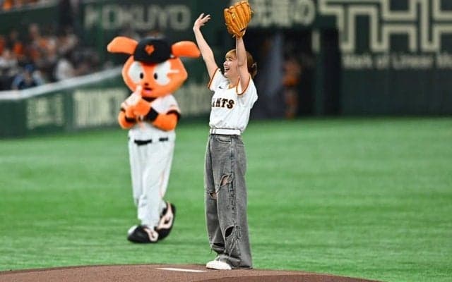 お団子ヘアの人気アイドルに「胸がドキドキ」　暴投で照れ笑い…X虜「かわいすぎる」