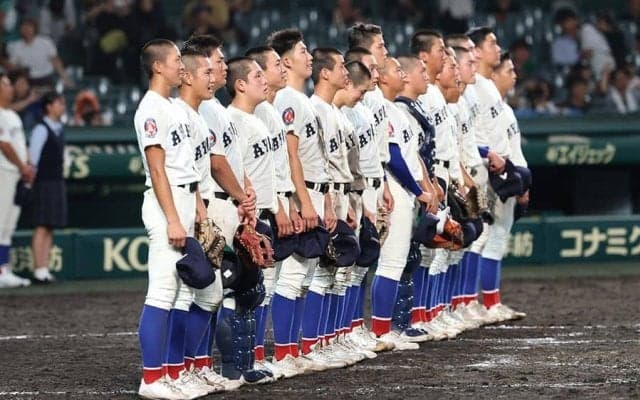 甲子園、“史上最遅”午後10時46分に決着　規定時間超えも異例の続行…綾羽が劇的勝利