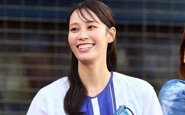 白ミニスカで豪快足上げ「きゃわいい」　大胆始球式…美女アスリートにX虜「お上手」