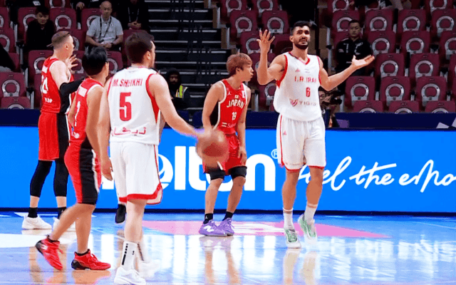 疑惑の判定！「中東の笛」「NBAでは吹かないけど…」日本代表選手が“微妙すぎるファウル”に困惑→解説者も苦言「どうしたらいいの？」