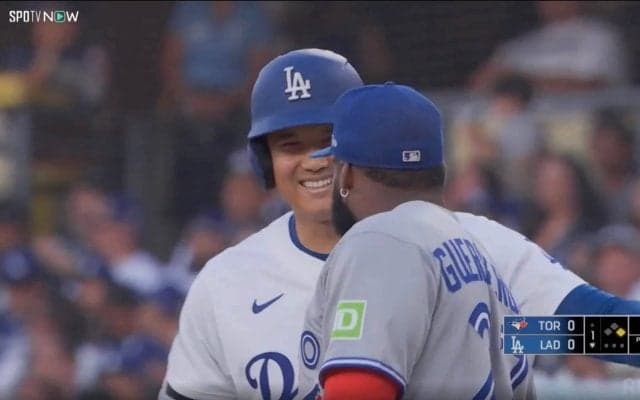 大谷翔平が塁上で「イチャイチャ」 笑顔の“再会”に反響続々「大谷大好きゲレーロ」「怒ってたけど大谷さん来てにこにこ」