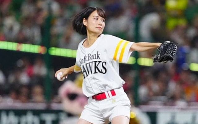 白ショーパンの博多美女が始球式で91キロ計測　豪快足上げ→衝撃ガチ投球に球場騒然