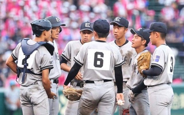 初出場なのに“既視感”「どこかで見たような」　名門そっくりユニがSNSで話題