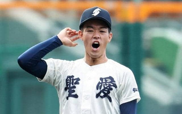 グラブ「湯もみ」に喜ぶ仲間、自分も笑顔に　弘前学院聖愛の奈良文翔