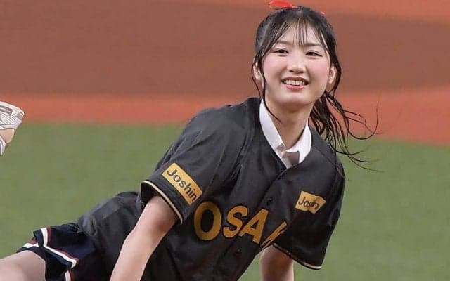 ポニテ＆ミニスカで大胆足上げ…人気アイドルが始球式　まさかの大暴投に照れ笑い