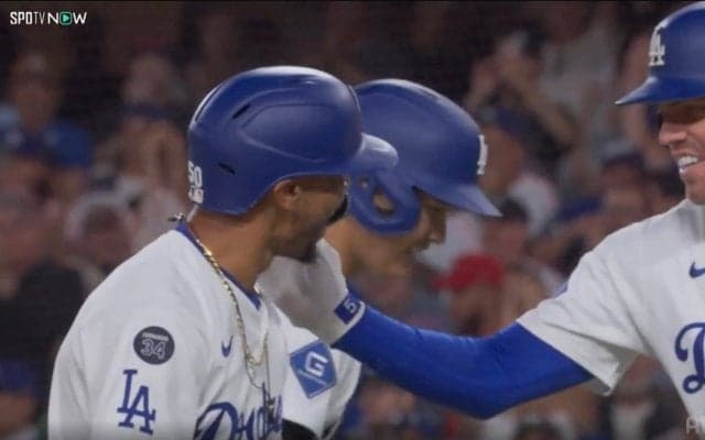 ベッツ逆転弾で大谷翔平も吠えた！ “MVPコンビ”の信頼関係滲む光景に「ベッツ迎える大谷の顔泣けた」SNS上も感涙