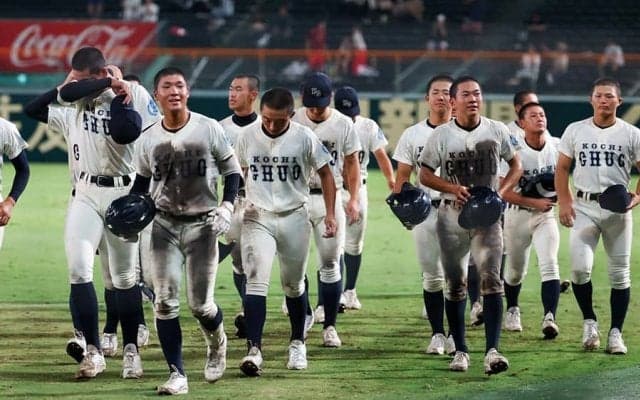 甲子園で話題…復活した伝説の名門ユニ　“そっくり”にOBたちの本音「血が流れている」