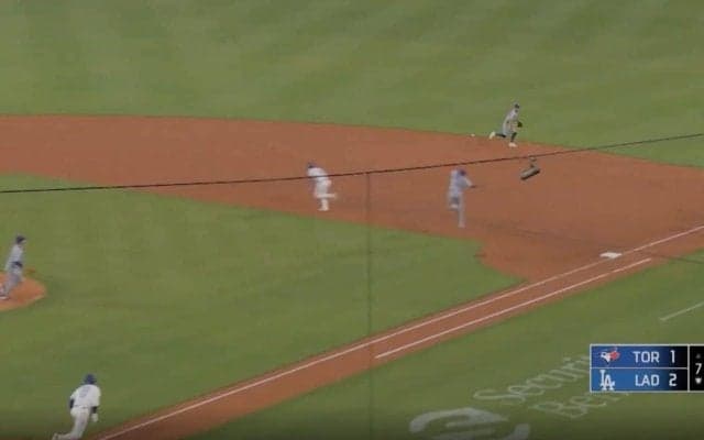 何が起きた？ 大谷翔平、謎打球で“想定外のハプニング”「まさかの展開すぎw」 相手野手のグラブを弾き飛ばす一撃「混乱してる」