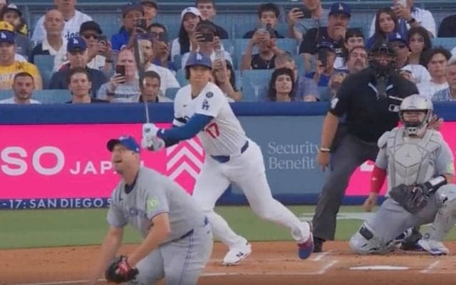 球場騒然！ 大谷翔平、爆速ヒットで“まさかの光景”「そりゃビビる」弾丸ライナーが“頭上通過”→相手投手のリアクションが話題に「すごい音だな」