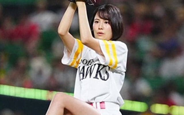 白ショートパンツで豪快足上げ…博多美女の91キロが「ダイナミック」　“ガチ投球”にX騒然