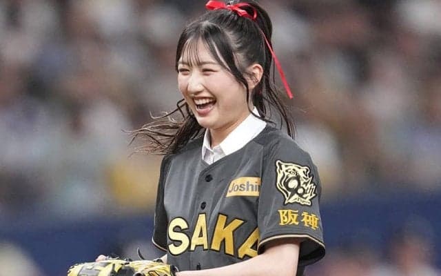 濃紺ミニスカで大胆足上げ「透明感いっぱい」　大暴投も…人気アイドルが「可愛い」